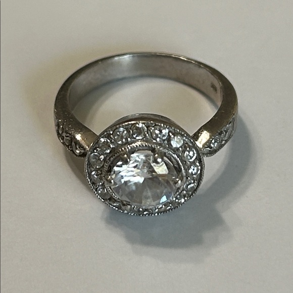 Elegant Sterling Silver Ring with Clear Stones. Size 8.25 - Picture 3 of 6